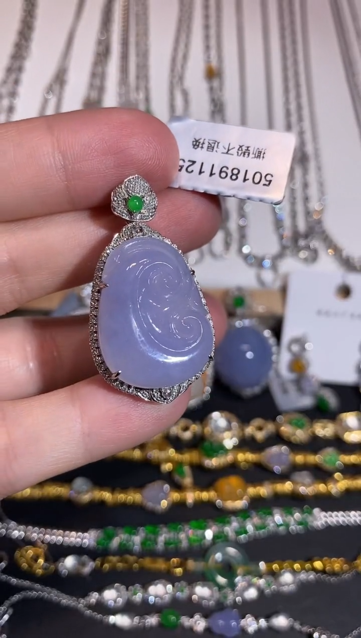 颈饰18K金镶嵌翡翠吊坠