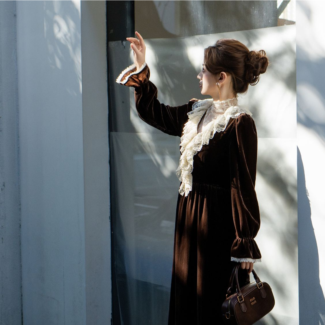 ON&ON/安乃安法式蕾丝优雅丝绒连衣裙+高领蕾丝小衫NNAU1645685