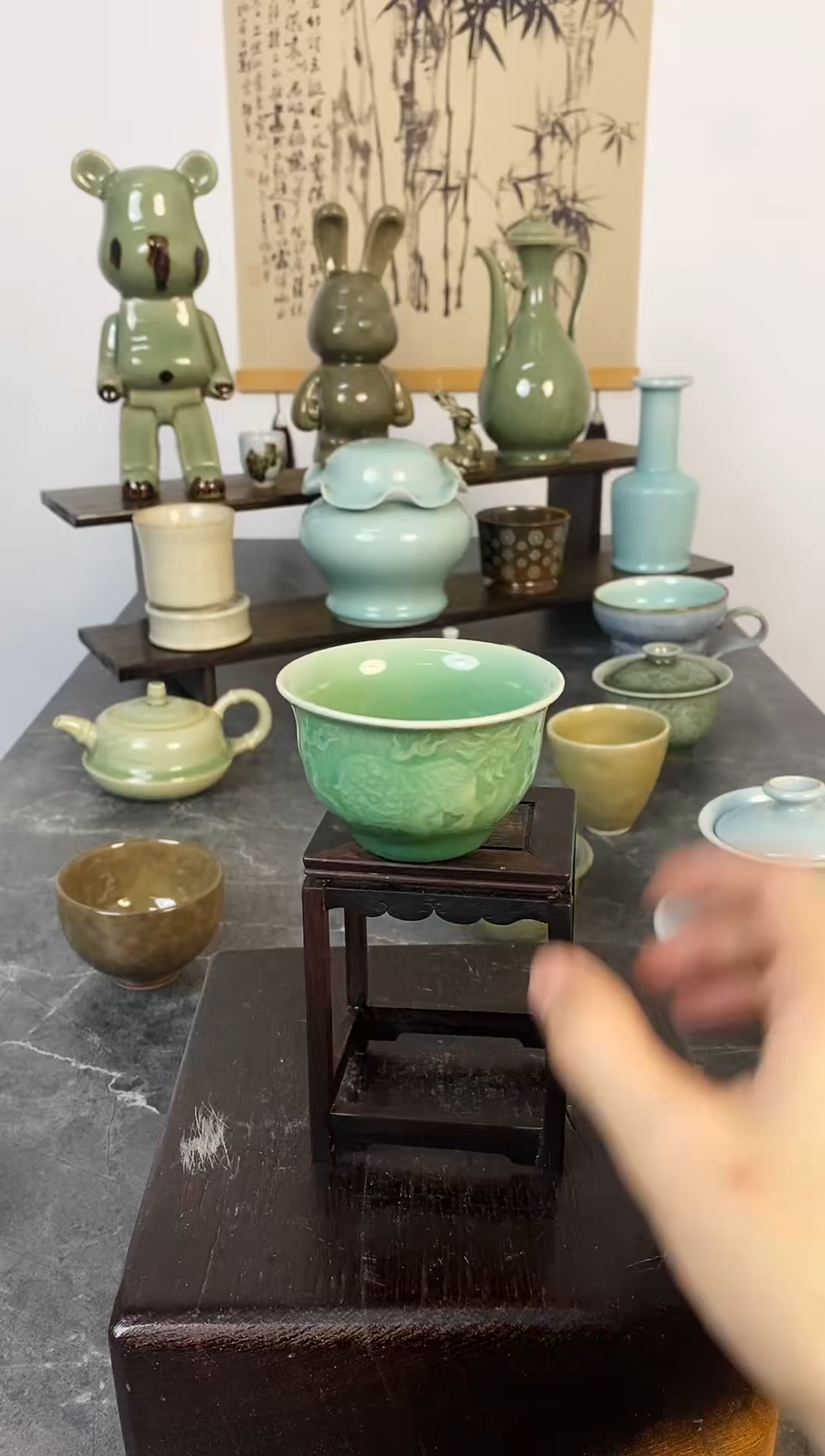 山隐青瓷狮子绣球压手杯