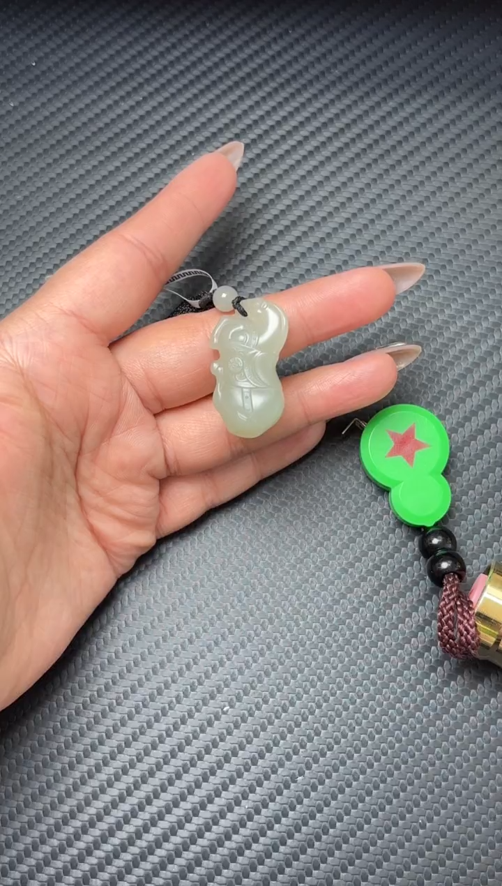 吊坠(赠链)未镶嵌和田玉且末近矿微色差吊坠