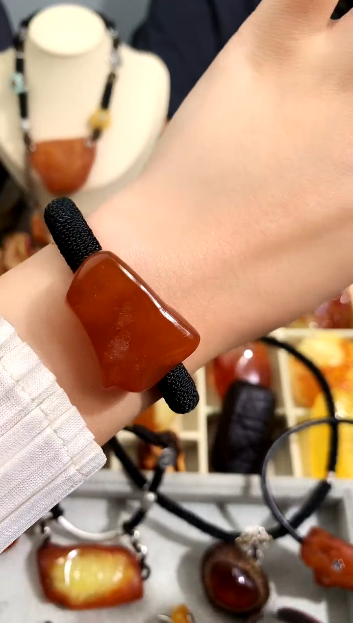 未镶嵌琥珀裸石似玉