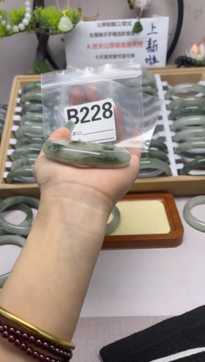 【闪购商品】石英质玉（天山翠）手镯未镶嵌b228