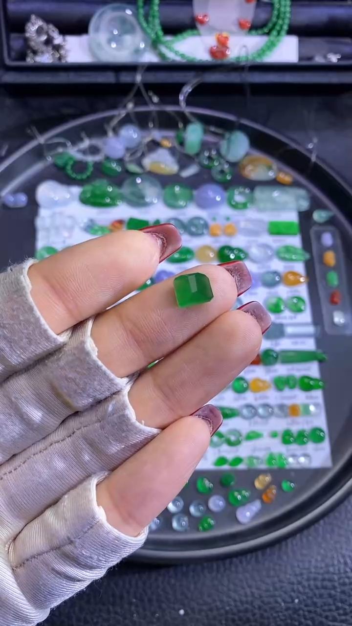 未镶嵌挂件翡翠切割