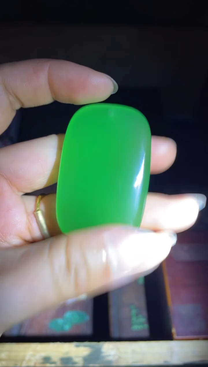 和田玉未镶嵌颈饰苹果绿面包牌1件