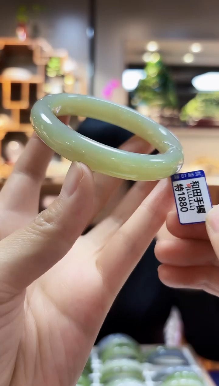 【闪购商品】和田玉手镯未镶嵌57.2微瑕