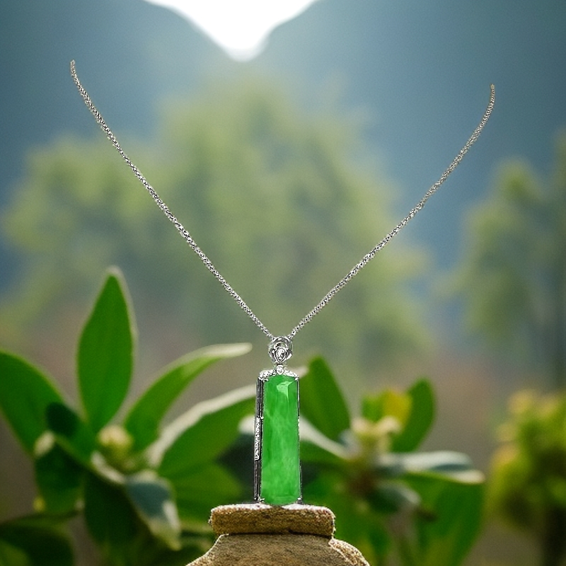 缅甸A货翡翠无事牌18K金镶嵌