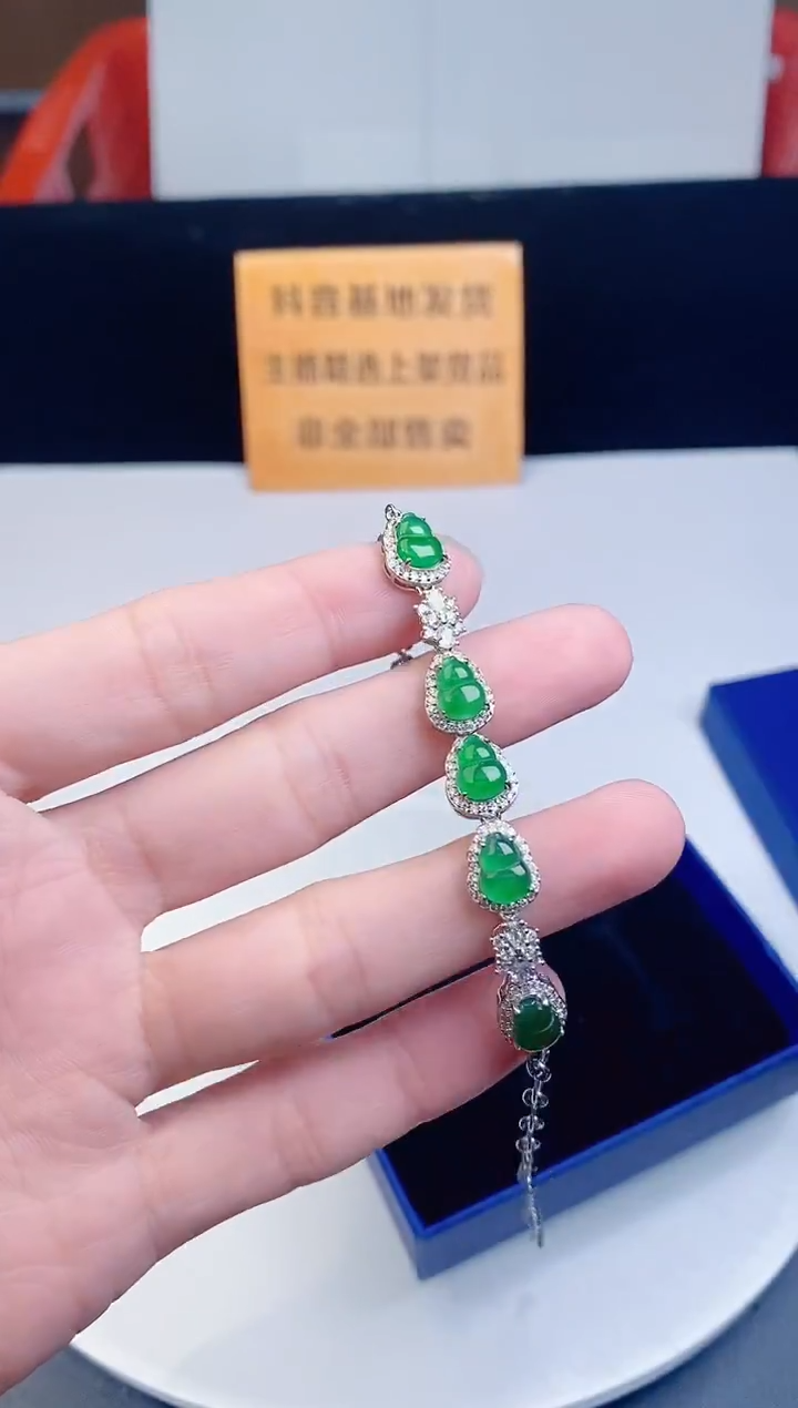 颈饰未镶嵌翡翠   