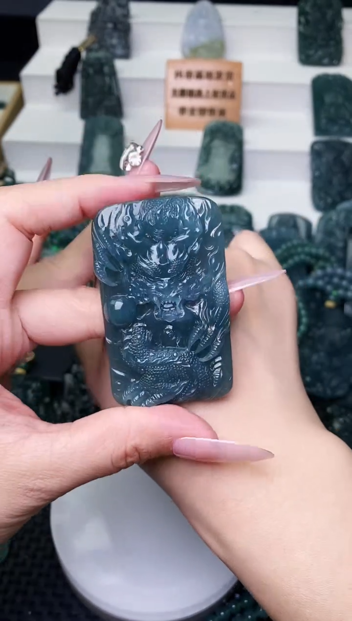 颈饰未镶嵌翡翠 