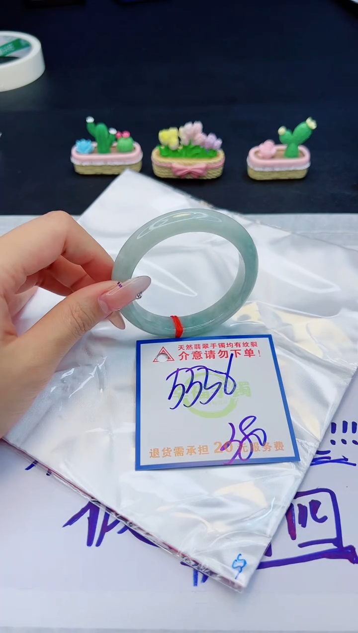 【闪购商品】翡翠手镯未镶嵌，质检证书图片色彩偏黑白