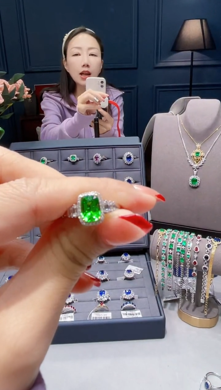 【闪购商品】橄榄石戒指18K金镶嵌1.68克拉