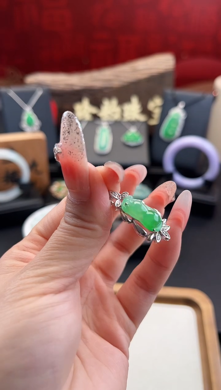 翡翠18K金镶嵌颈饰吊坠