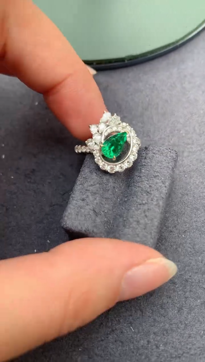 祖母绿戒指18K金镶嵌94分祖母绿戒指