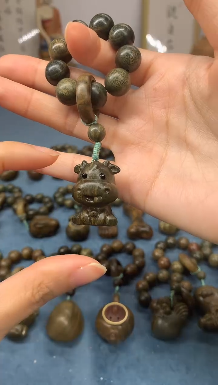 【闪购商品】维腊木（绿檀）把件小萌牛 盘玩件