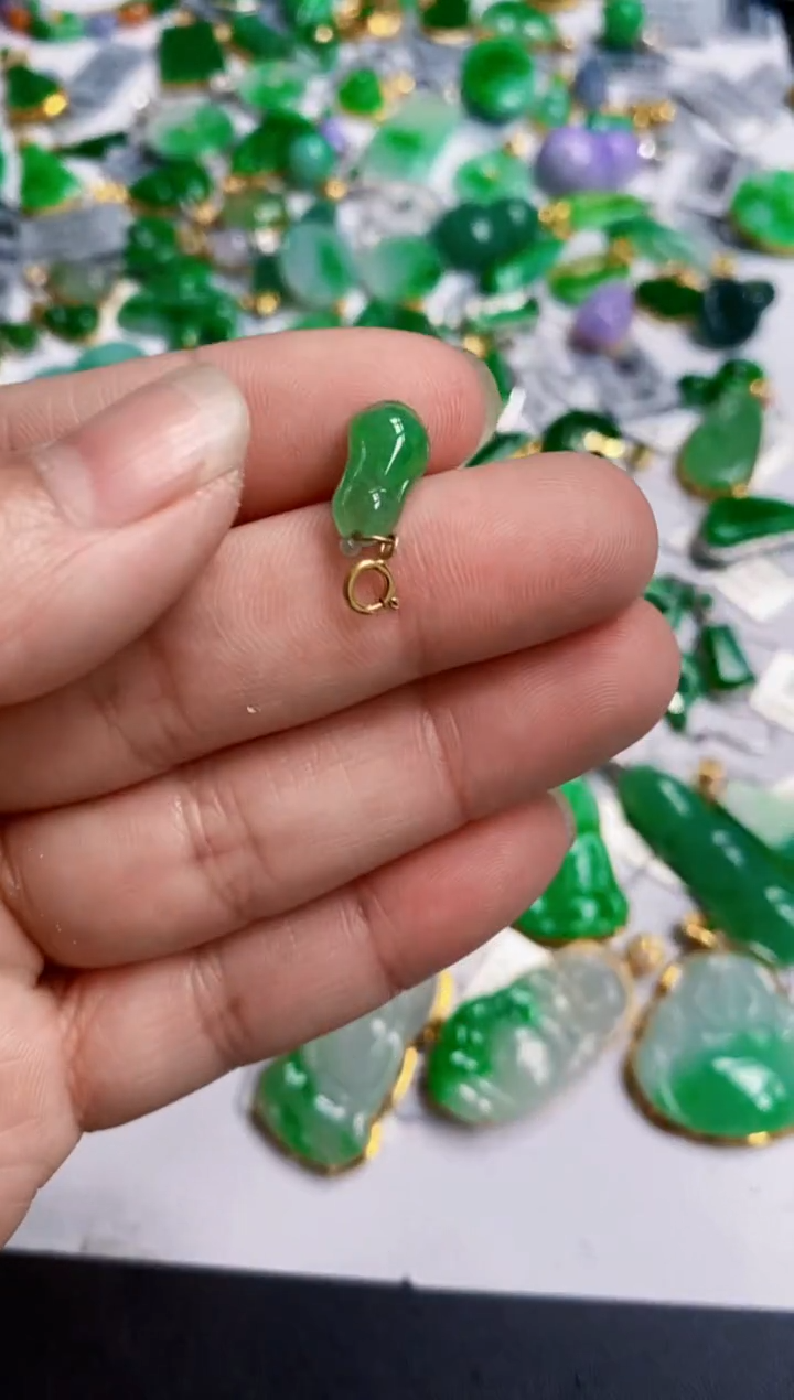 【闪购商品】翡翠颈饰18K金镶嵌白菜