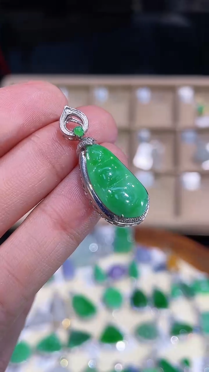 【闪购商品】翡翠吊坠(不含链)18K金镶嵌豆子