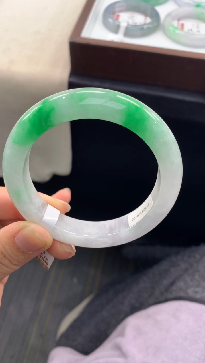 未镶嵌手镯翡翠小**?退货需手镯吊牌标签完好