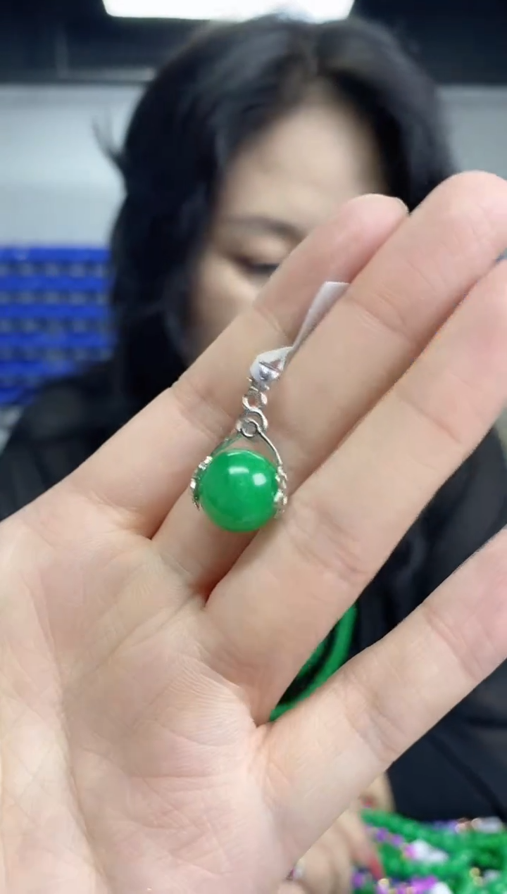 翡翠未镶嵌颈饰闪购链接    多样性发其一颜色微差