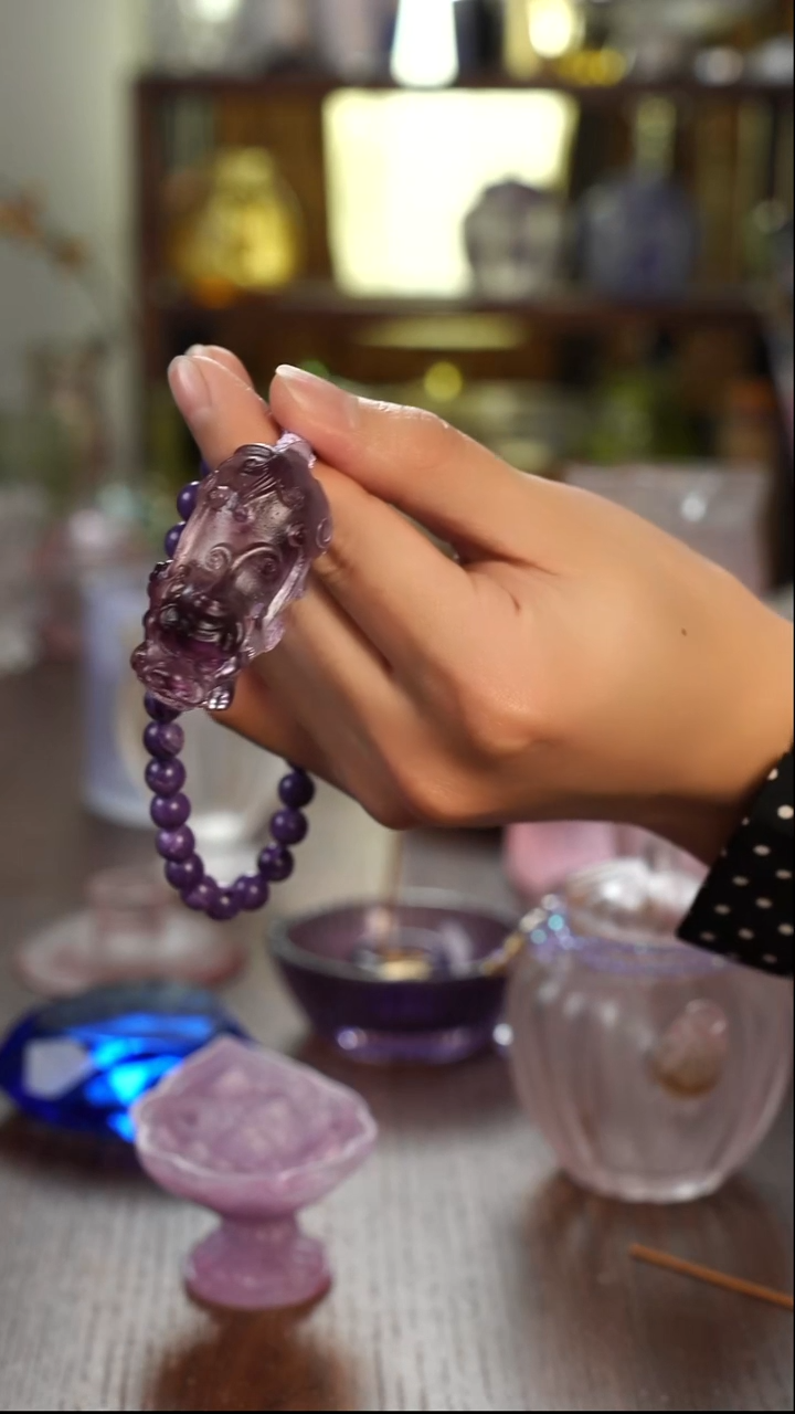 枫***霓闪购貔貅手持紫色