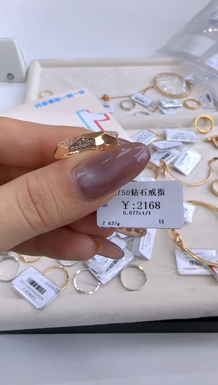 【闪购商品】钻石戒指/指环18K金镶嵌195000