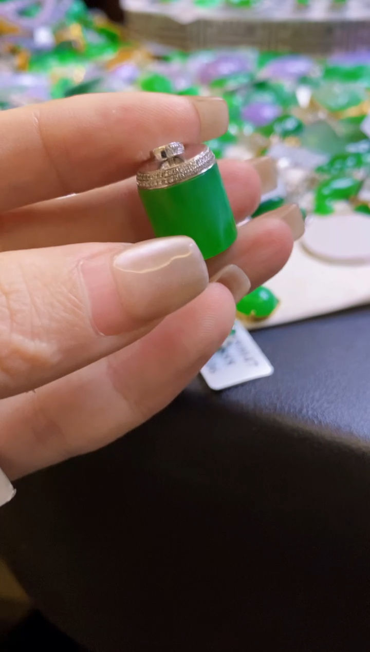 【闪购商品】定制翡翠18K金镶嵌吊坠