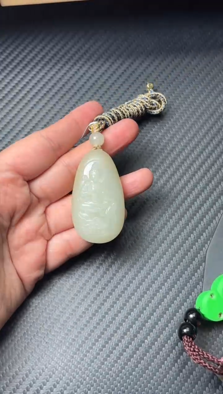 吊坠(赠链)未镶嵌和田玉且末迪克兰一细微色差吊坠