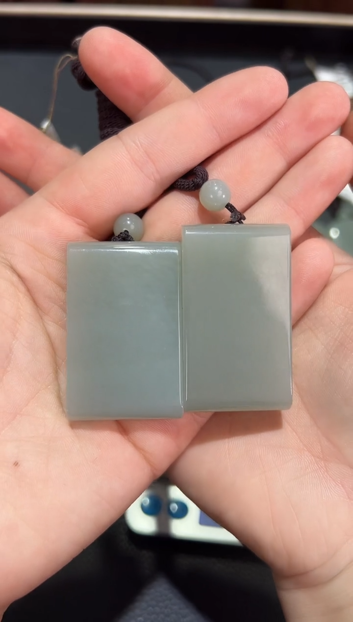 【闪购商品】和田玉吊坠(赠链)未镶嵌且末料青白玉无事牌多样性发一