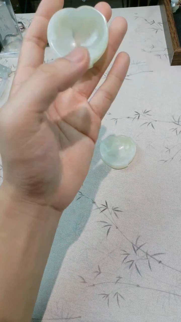 桃心岫玉墨蝶1个