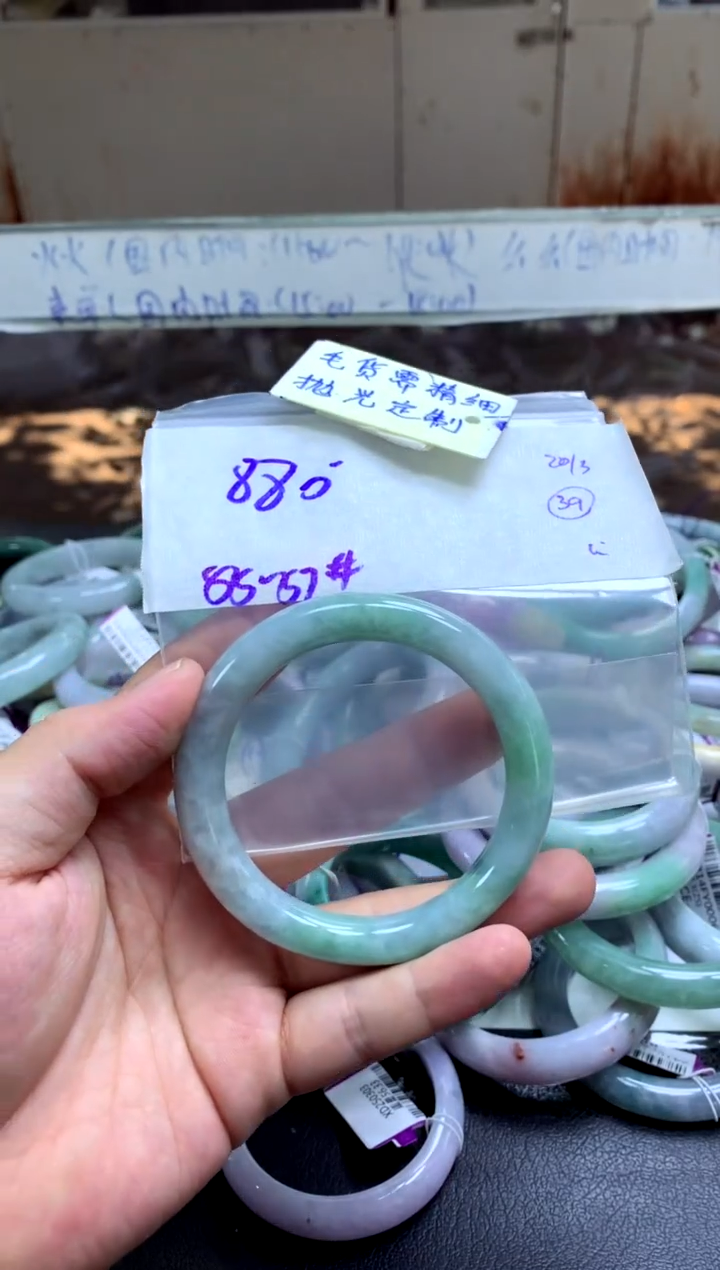 定制翡翠未镶嵌手镯毛货需精细抛光+多人