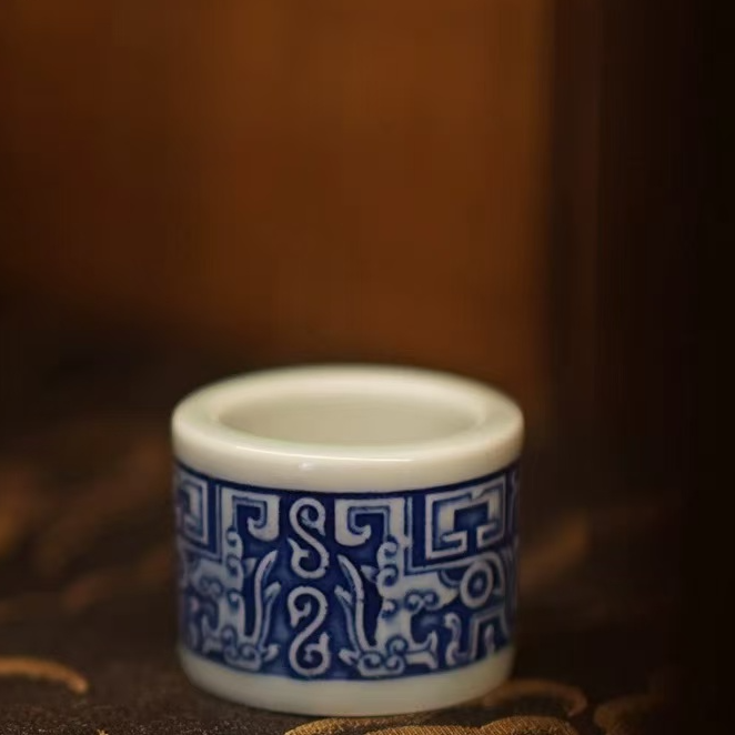 青花雕刻饕餮纹扳指盖置手把件JD394