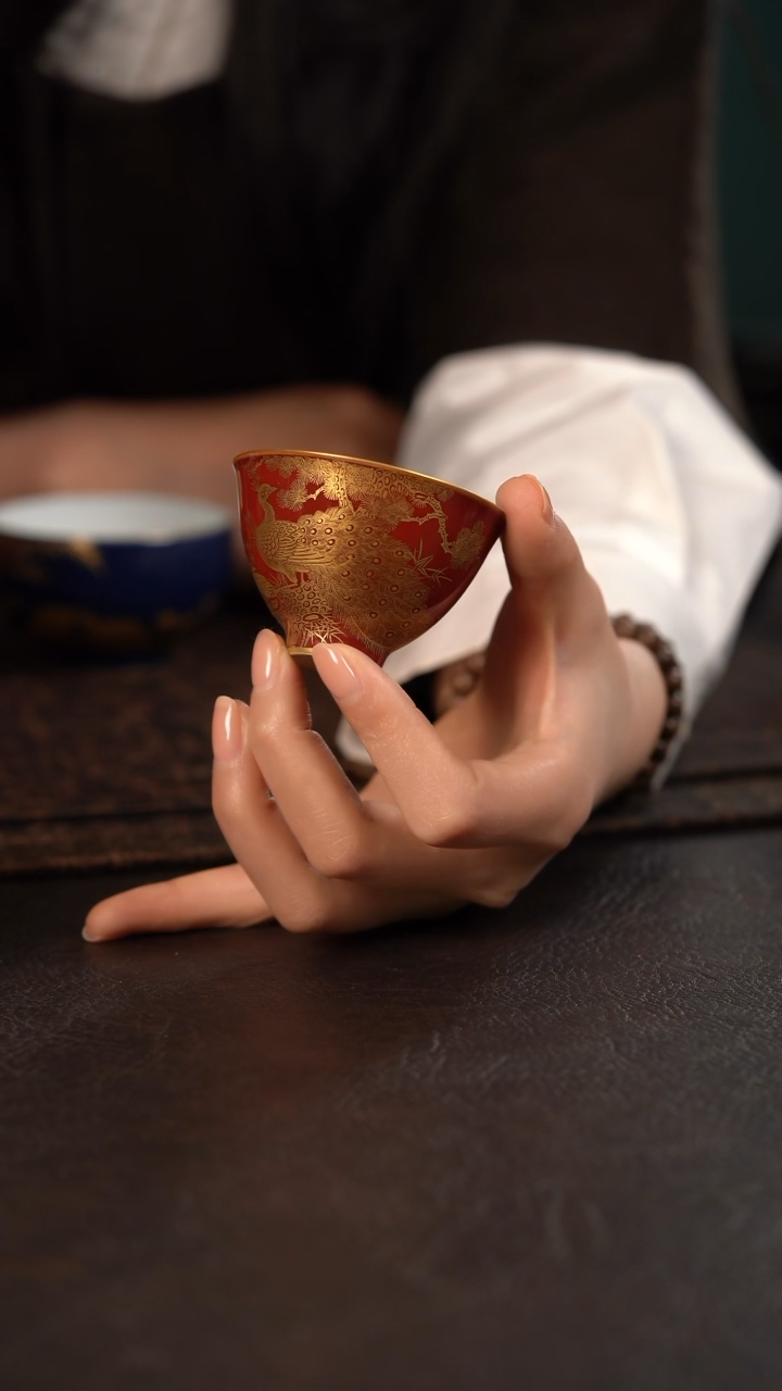 【闪购商品】杯德韶轩红地描金孔雀小鸡心杯