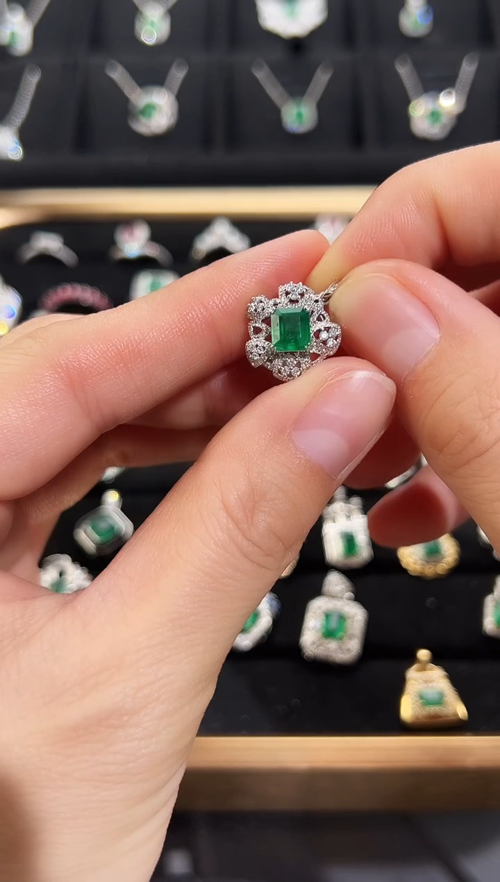 【闪购商品】祖母绿吊坠(不含链)18K金镶嵌祖母绿吊坠