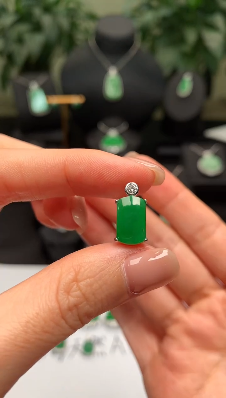 颈饰18K金镶嵌翡翠无事牌