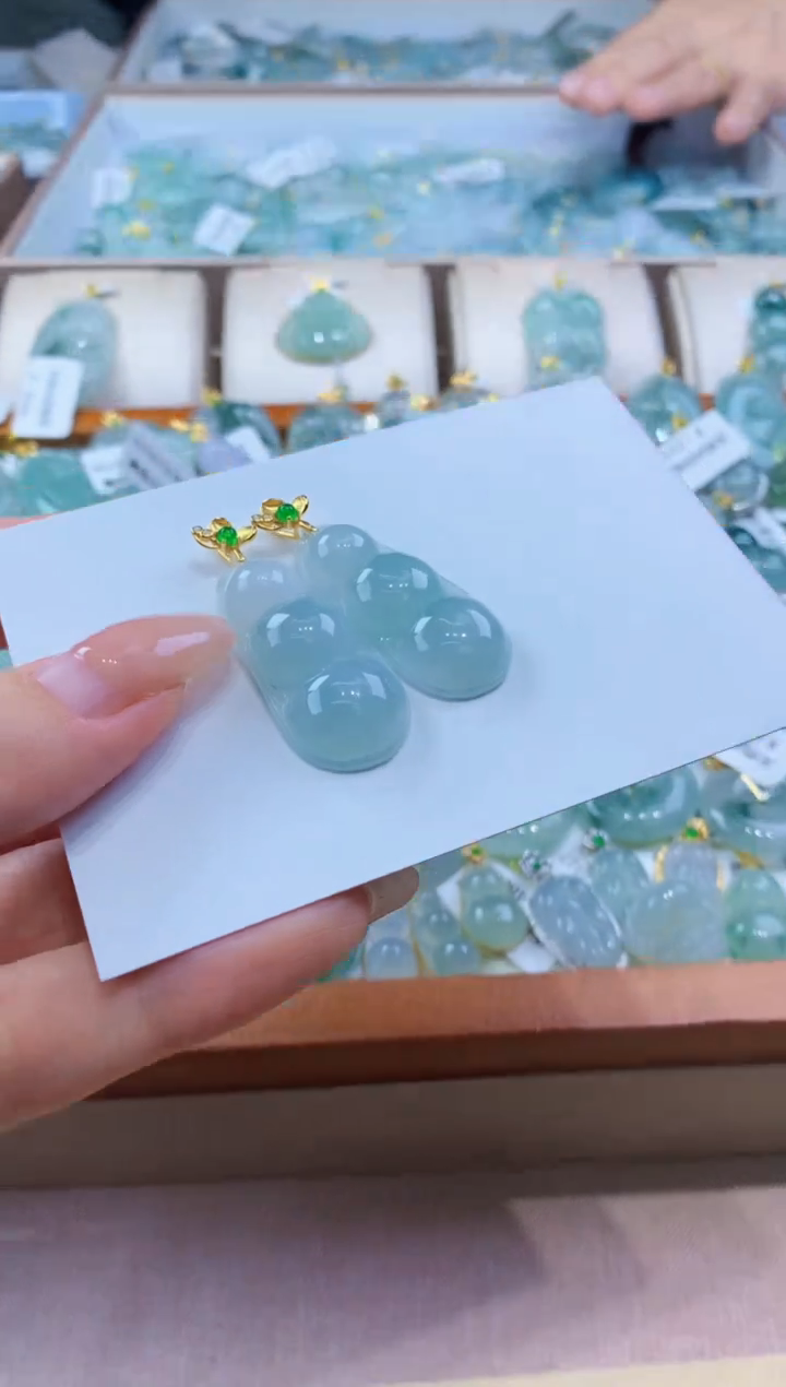 翡翠未镶嵌颈饰多样性发其一件