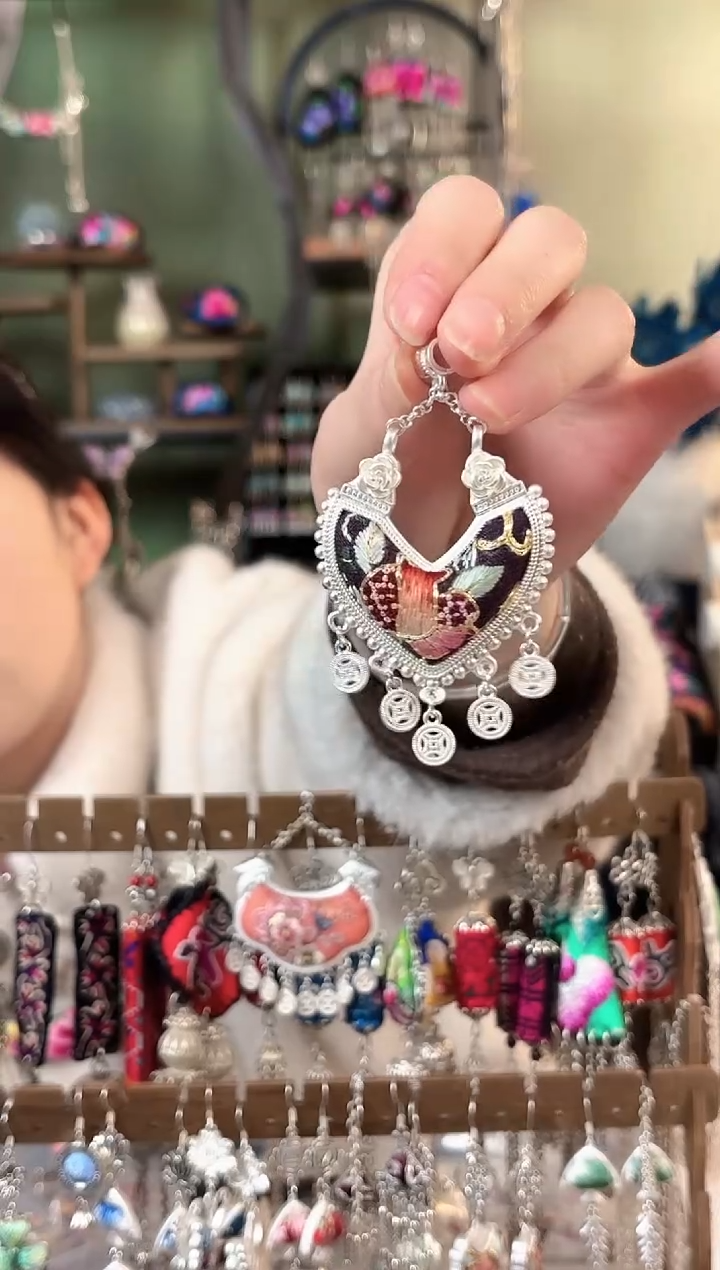 彩云南阁非遗老绣苗银饰品672