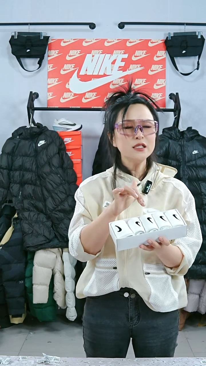 闪购编码运动衣以直播间过款为准尺码白色和袜子