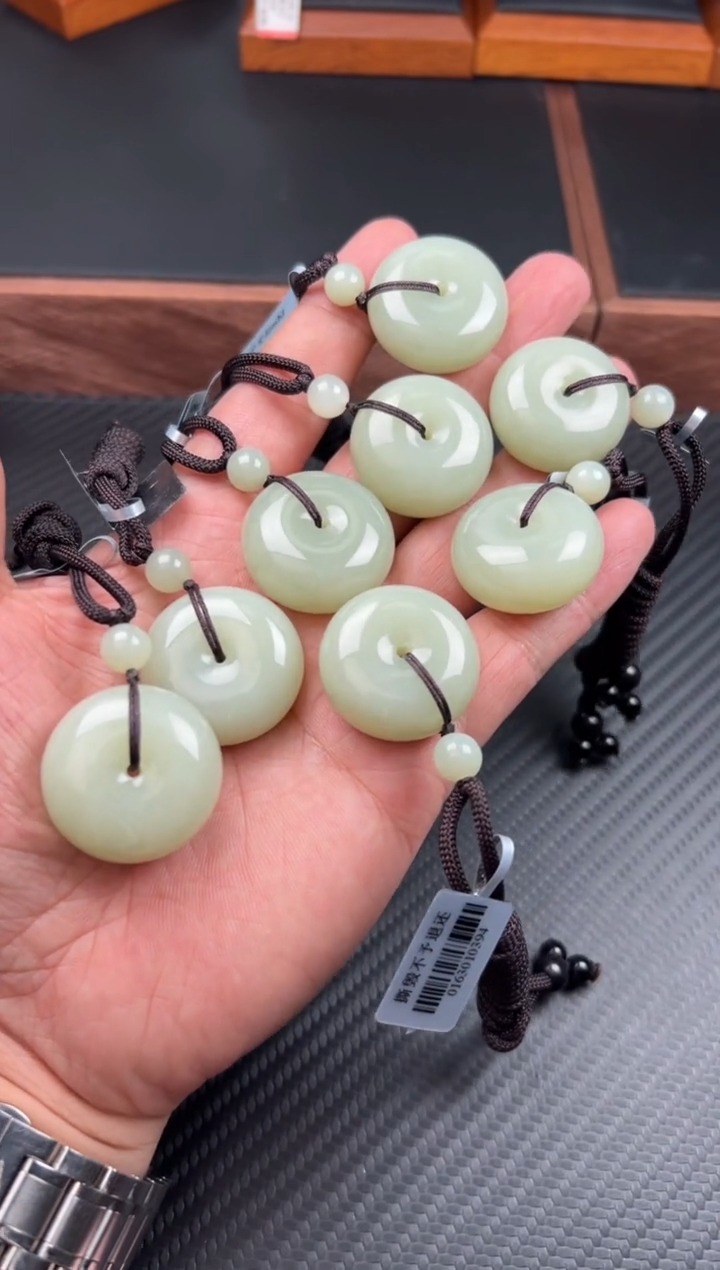 和田玉未镶嵌吊坠(赠链)且末微色差迪克兰二细MJ