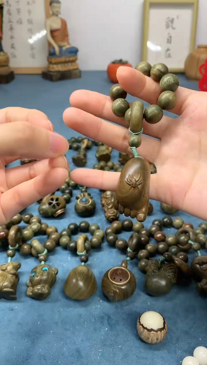 【闪购商品】维腊木（绿檀）把件知足常乐 盘玩件