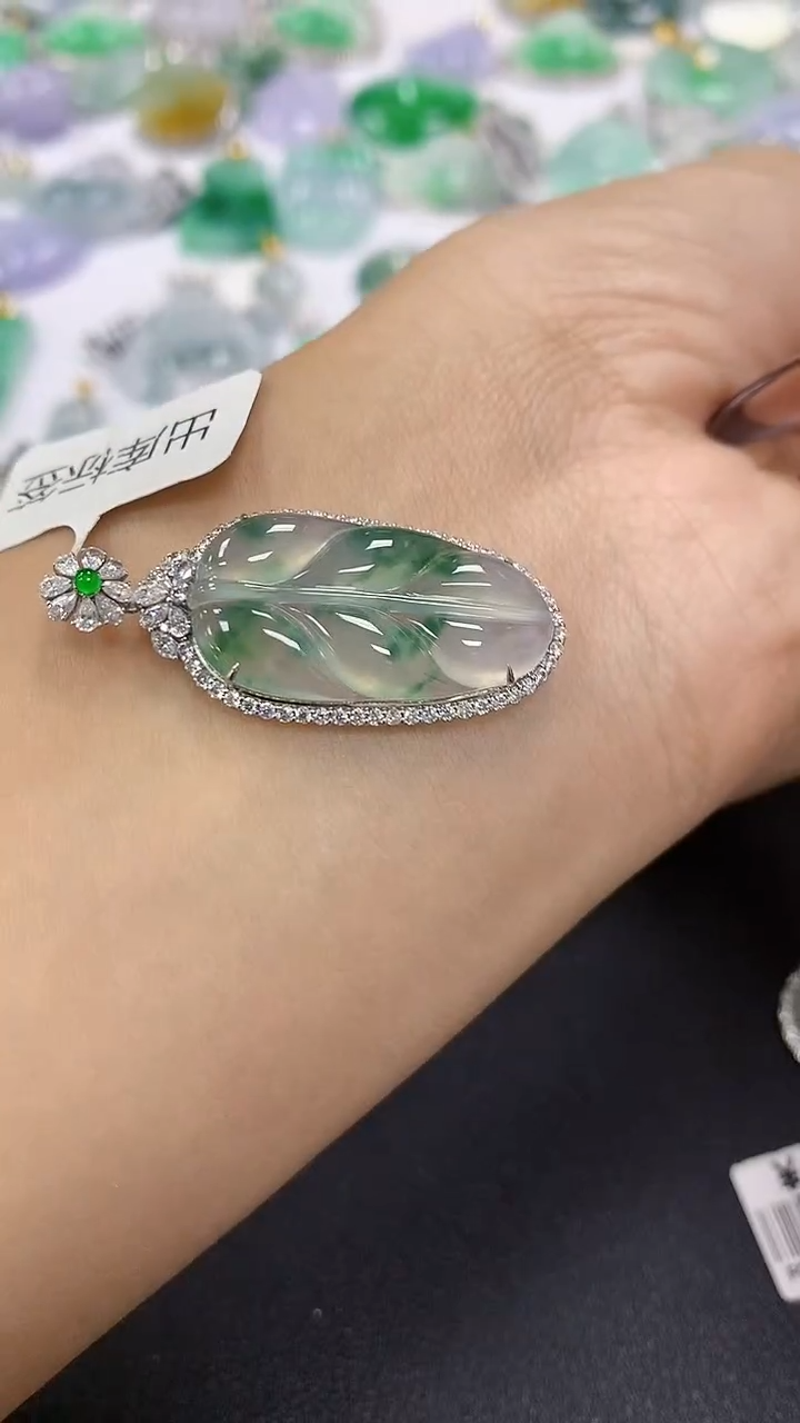 颈饰18K金镶嵌翡翠a货假一赔三支持复检百元上9元证书费自理