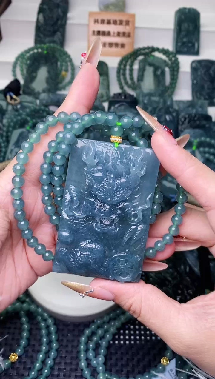 颈饰未镶嵌翡翠 