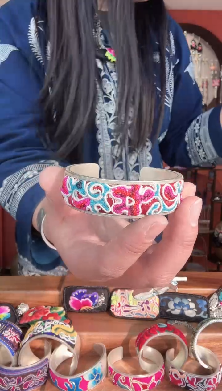 织绣非遗手工苗绣饰品05