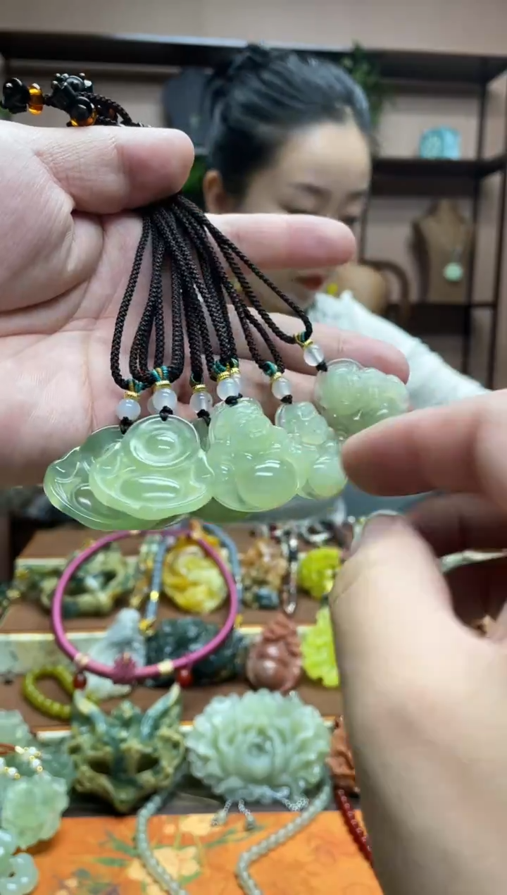 未镶嵌岫玉颈饰多样性发货发其中之一