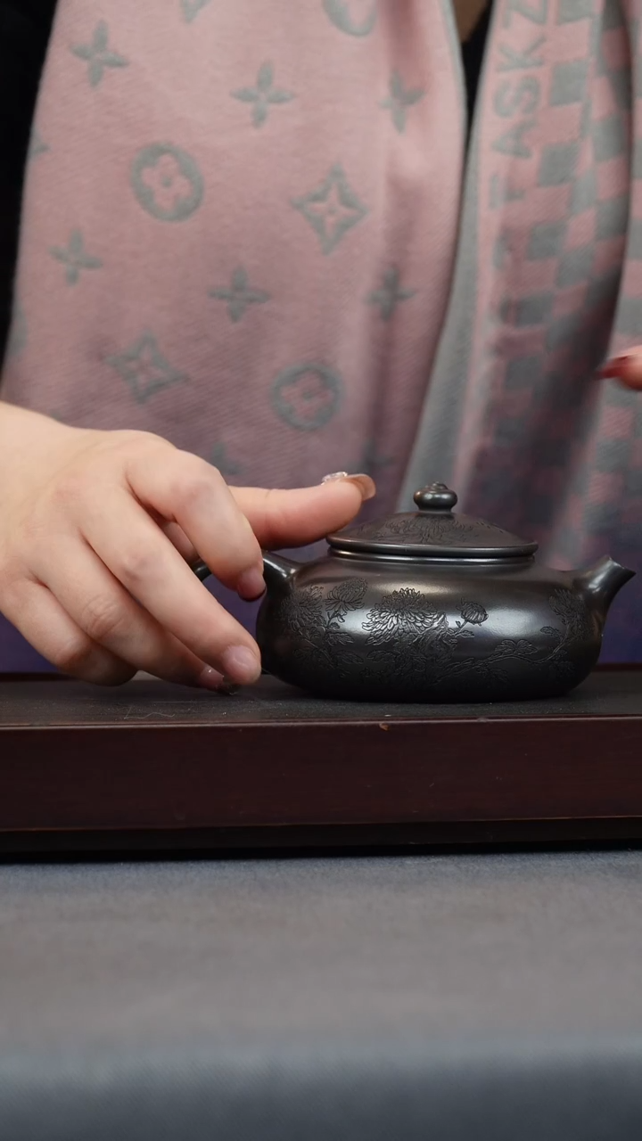 【闪购商品】紫砂茶壶石黄 寒江 刻菊花