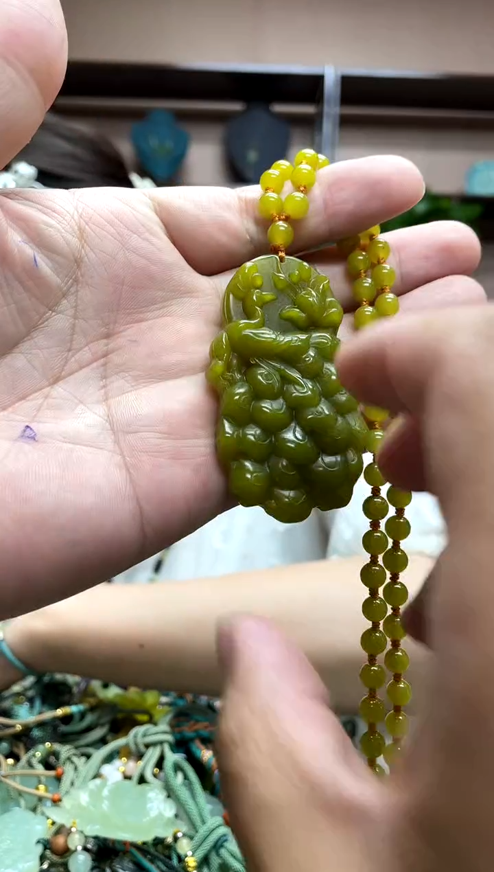 岫玉未镶嵌颈饰·