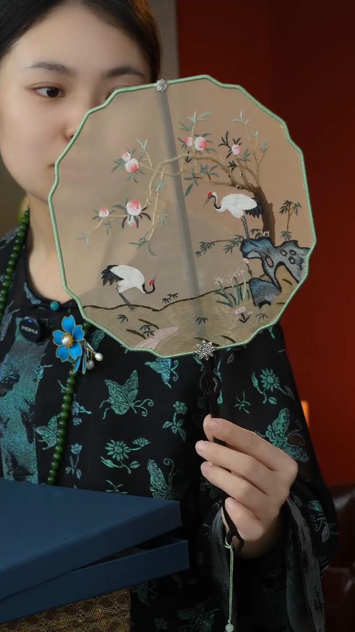 刺绣非遗苏绣团扇