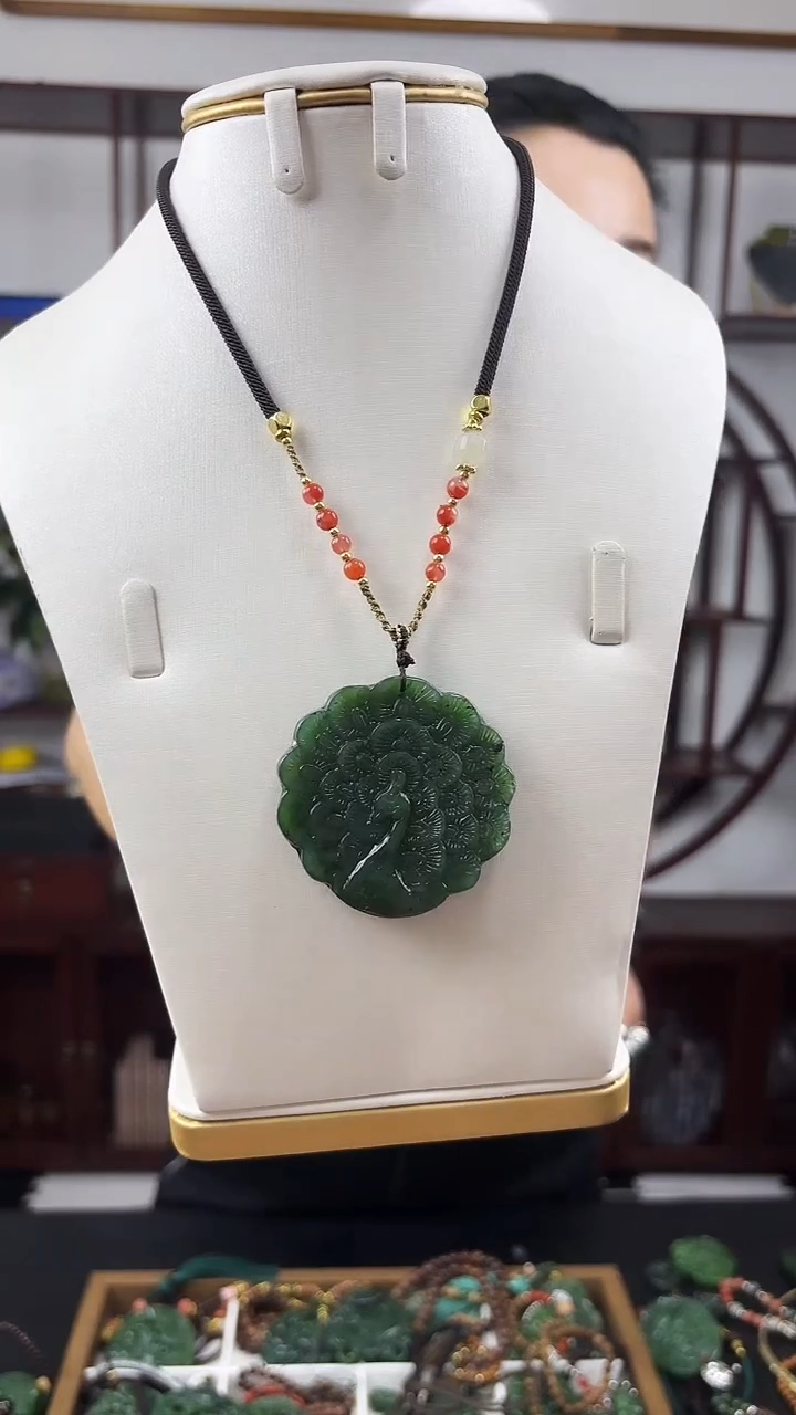 颈饰未镶嵌和田玉孔雀