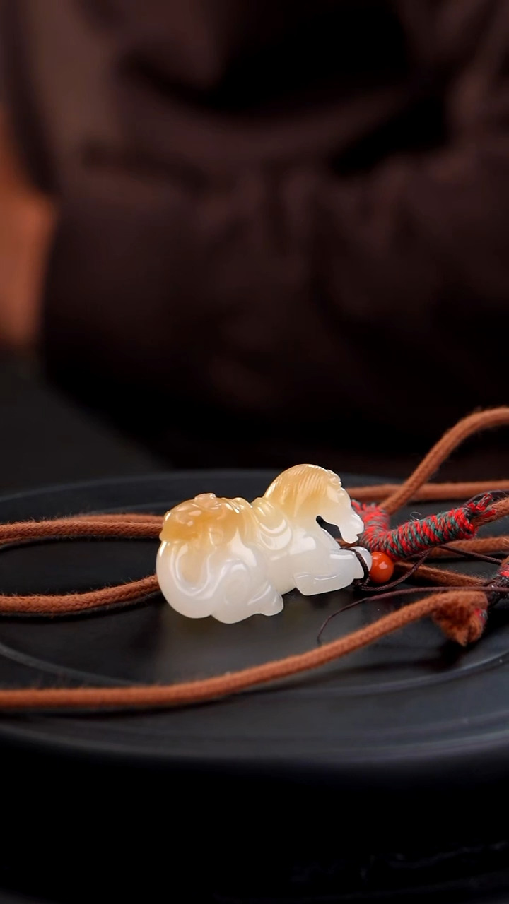 颈饰未镶嵌和田玉瑞**走糖白马上封侯挂件