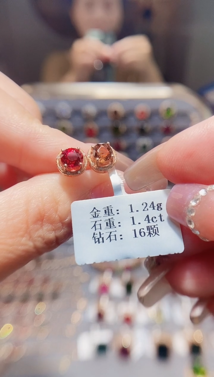 18K金镶嵌耳饰碧玺1.4配钻