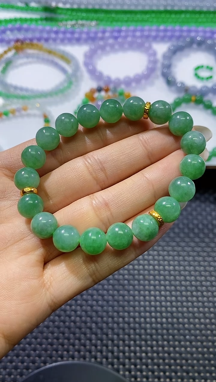 散珠翡翠卡9.3左右绿手串