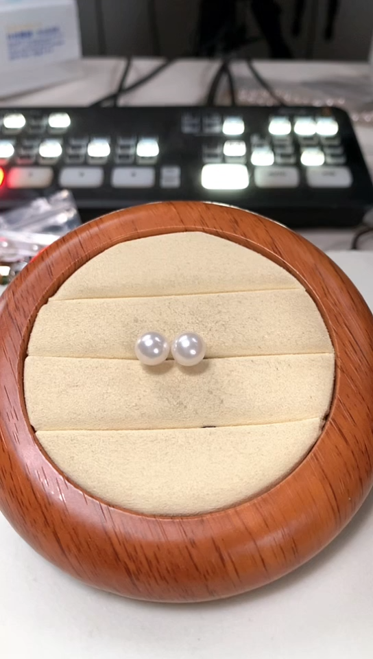 【闪购商品】海水珍珠耳钉18K金镶嵌8-9澳白