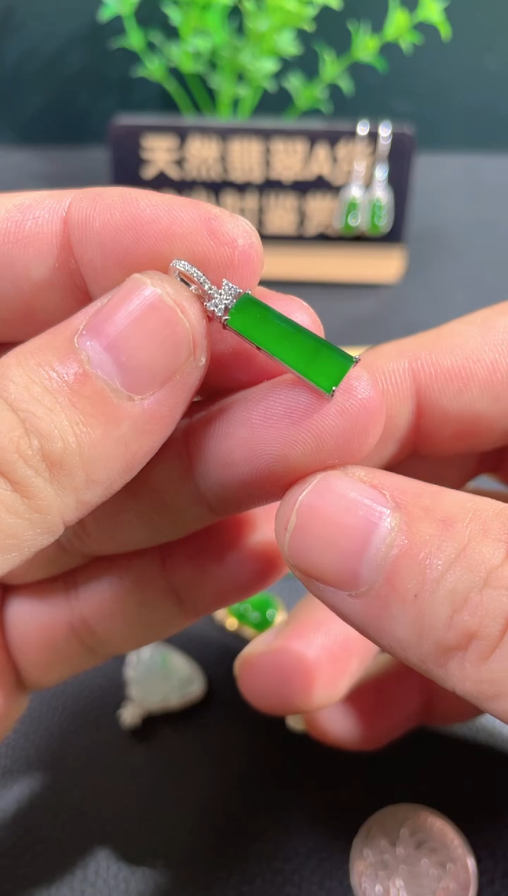 【闪购商品】翡翠颈饰18K金镶嵌翡翠